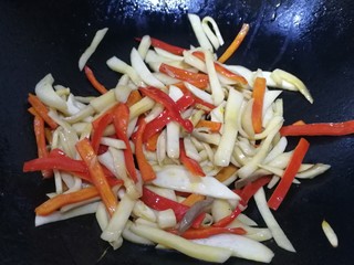 10、小炒杏鲍菇,把杏鲍菇急火炒软。(大约炒一分钟)