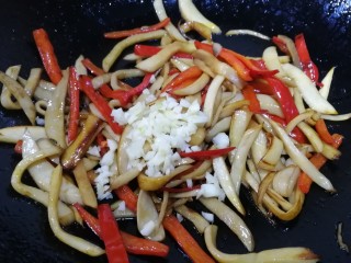 15、小炒杏鲍菇,最后放入蒜末,翻炒均匀即可。