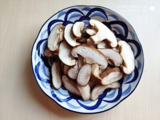 3、酱爆香菇木耳肉片,香菇去蒂清洗干净切成片。厚度自行掌握不用切的太薄。