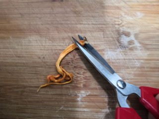 2、虫草花乌鸡汤,泡软的虫草花，剪去，老根部分