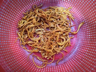 3、虫草花乌鸡汤,剪好的虫草花，冲洗干净，沥干水份备用