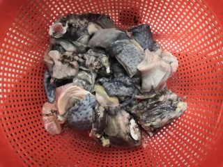 6、虫草花乌鸡汤,把乌鸡，清洗干净，备用