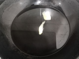 7、虫草花乌鸡汤,上锅，加水，放入姜2片