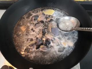 10、虫草花乌鸡汤,滚开后，途中撇去浮沫