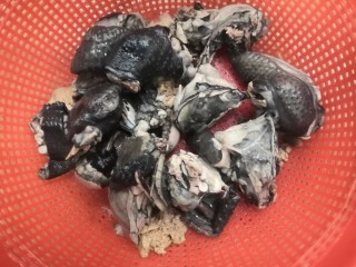 11、虫草花乌鸡汤,焯好的乌鸡，再次洗干净，沥干水份备用