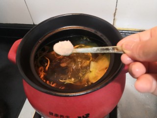 17、虫草花乌鸡汤,加入盐