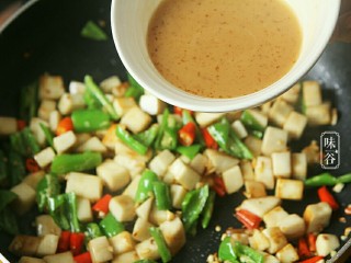 11、宫保杏鲍菇,再倒刚才装备好的酱汁，调到中火快速翻炒。