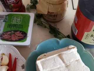 1、双色豆腐粉丝汤,准备原料