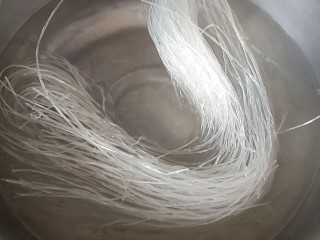 5、双色豆腐粉丝汤,粉丝用开水泡软