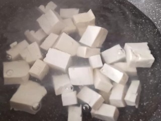 6、双色豆腐粉丝汤,豆腐焯水