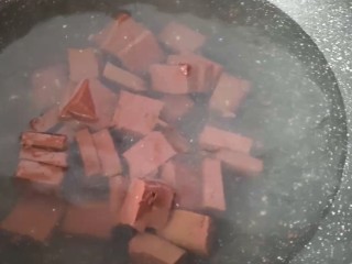 7、双色豆腐粉丝汤,血豆腐焯水