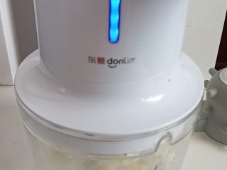 9、双色豆腐粉丝汤,把蒜打成蓉