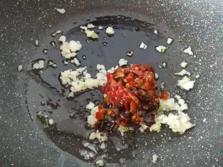 10、双色豆腐粉丝汤,热油锅放入蒜蓉炒香，放剁椒酱