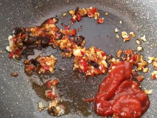 11、双色豆腐粉丝汤,放入辣椒酱