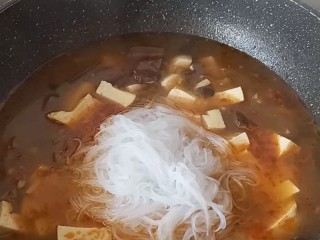 15、双色豆腐粉丝汤,放入粉丝