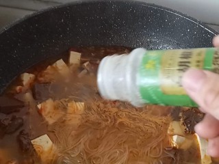 17、双色豆腐粉丝汤,胡椒粉调味