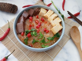 18、双色豆腐粉丝汤,撒上香菜即可