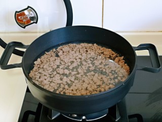 10、香菇豆腐汤,加入纯净水。