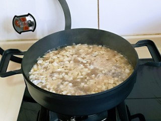 14、香菇豆腐汤,再次烧开，搅拌均匀。