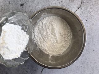 2、芒果雪媚娘,玉米淀粉加入糯米粉中