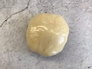 11、芒果雪媚娘,裹上保鲜膜冷却室温后放入冰箱冷藏半小时以上