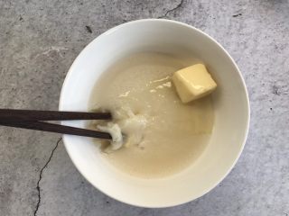 9、芒果雪媚娘,趁热加入黄油，搅拌均匀