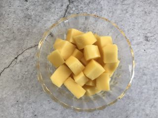 13、芒果雪媚娘,芒果切成小块儿