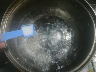 4、西兰花炒豆芽,坐锅烧开,加入盐1勺。