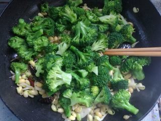 12、西兰花炒豆芽,倒入西蓝花翻炒均匀。