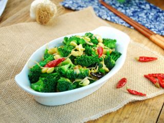 16、西兰花炒豆芽,成品。