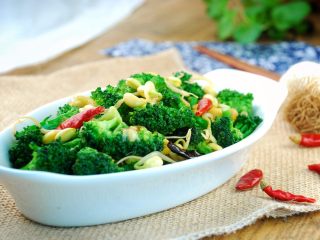 18、西兰花炒豆芽,成品。