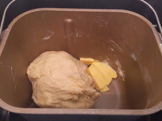 2、奶酪小餐包,揉至10分钟后，放入黄油