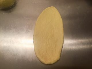 7、奶酪小餐包,取一面团，擀成椭圆形