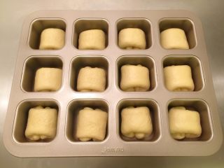 10、奶酪小餐包,放入学厨12连方形模具内