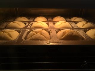 13、奶酪小餐包,180度上下烤18-20分钟