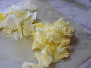 2、醋溜白菜,用刀片成白菜片