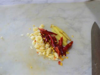 3、醋溜白菜,切好姜丝，蒜末，辣椒段