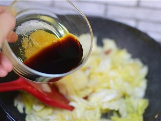 9、醋溜白菜,准备加入备好的汤汁
