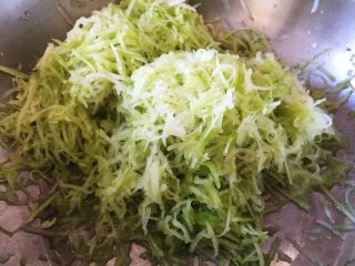 1、素丸子,萝卜用擦板擦丝