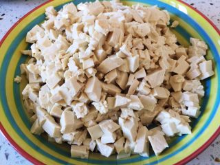 2、素丸子,豆腐切小丁或者抓碎