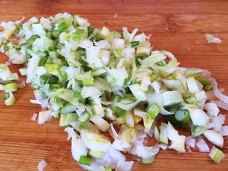 3、素丸子,葱切末