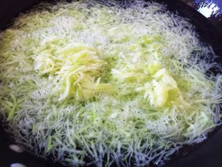 4、素丸子,锅内烧开水，放入萝卜丝焯水约10秒钟