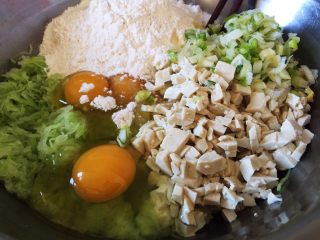 5、素丸子,萝卜丝晾温，和葱末、豆腐碎、面粉、鸡蛋放一起