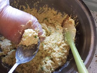 8、素丸子,锅内放油，中火加热，至四成热，用手抓起一些拌好的丸子馅，用虎口挤出丸子，用勺子铲起