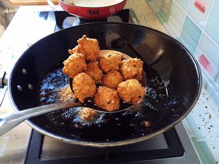 10、素丸子,待丸子都浮起漂在油面上捞起