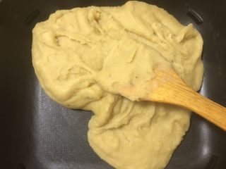 7、绿豆糕,达到这个比较干的状态就要好了。