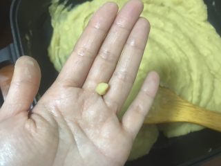 8、绿豆糕,取一点点看看，凉后不粘手比较干就可以了。