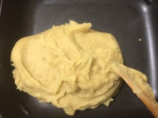 9、绿豆糕,最后炒好的绿豆糕是可以抱成团的。