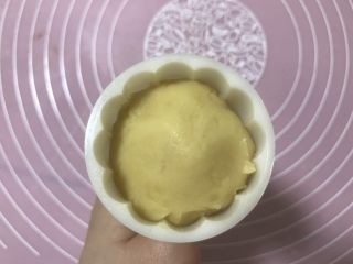 11、绿豆糕,放入模具。