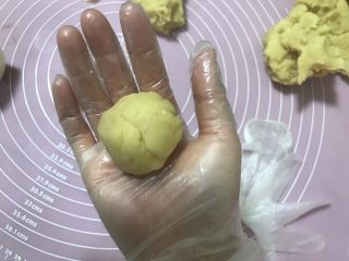 10、绿豆糕,等绿豆泥完全凉透即可整形，取一块搓圆。